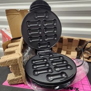 DASH Dog 8 Bone, Non-Stick, Homemade Dog Snacks with Pet Approved Recipes NIB